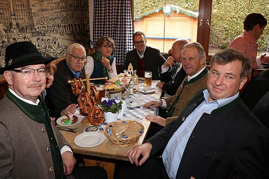 u.a. Stadtrat Alexander Reissl (li), MdL Markus Rindersbacher /Mi), Ex-Md Hermann Memmel (2.v.r.) und Wirt Lorenz Stiftl (re.) beim Starkbieranstich Gottfried Jakobs Blonder Bock am 16.02.2018 in der Forschungsbrauerei und Bräustüberl in Perlach (©Foto: Martin Schmitz)